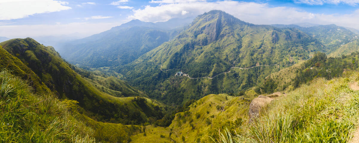 Une vue magnifique sur les montagnes avec des espaces verts.