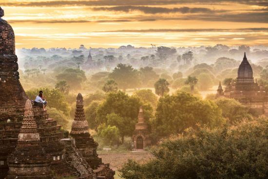 Myanmar - Land der Tempel und Pagoden ab Yangon: Bagan Sunrise with tourist in the early morning