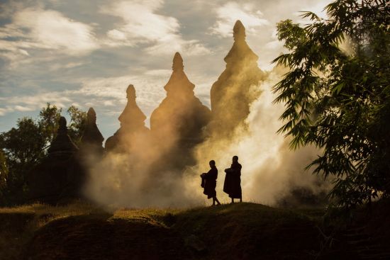 Myanmar - Land der Tempel und Pagoden ab Yangon: Monks in front of Pagodas