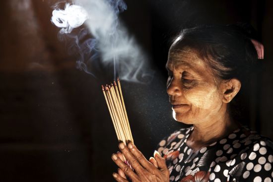 Myanmar - Land der Tempel und Pagoden ab Yangon: Bagan: Praying with incense sticks