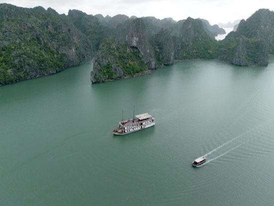 Bai Tu Long Bucht Kreuzfahrt mit «Violet» ab Hanoi: Violet almost alone at Bai Tu Long Bay