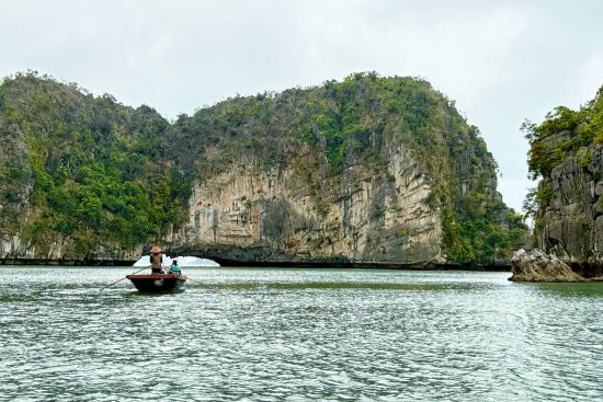Bai Tu Long Bucht Kreuzfahrt mit «Violet» ab Hanoi: Floating fishing village excursion