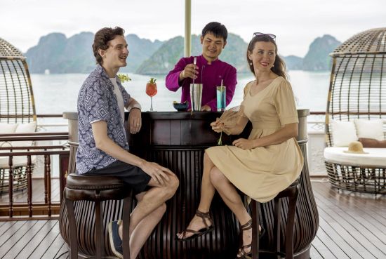 Bai Tu Long Bucht Kreuzfahrt mit «Violet» ab Hanoi: Couple enjoying a drink with view