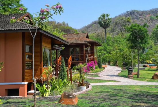 Popa Garden Resort in Bagan:  Building from outside