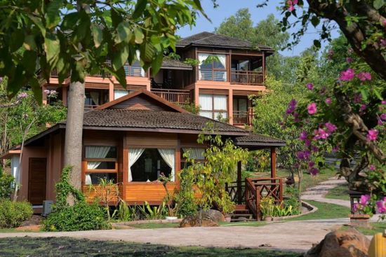 Popa Garden Resort in Bagan:  Building from outside