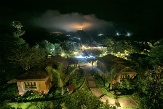 Popa Garden Resort in Bagan:  Area by night