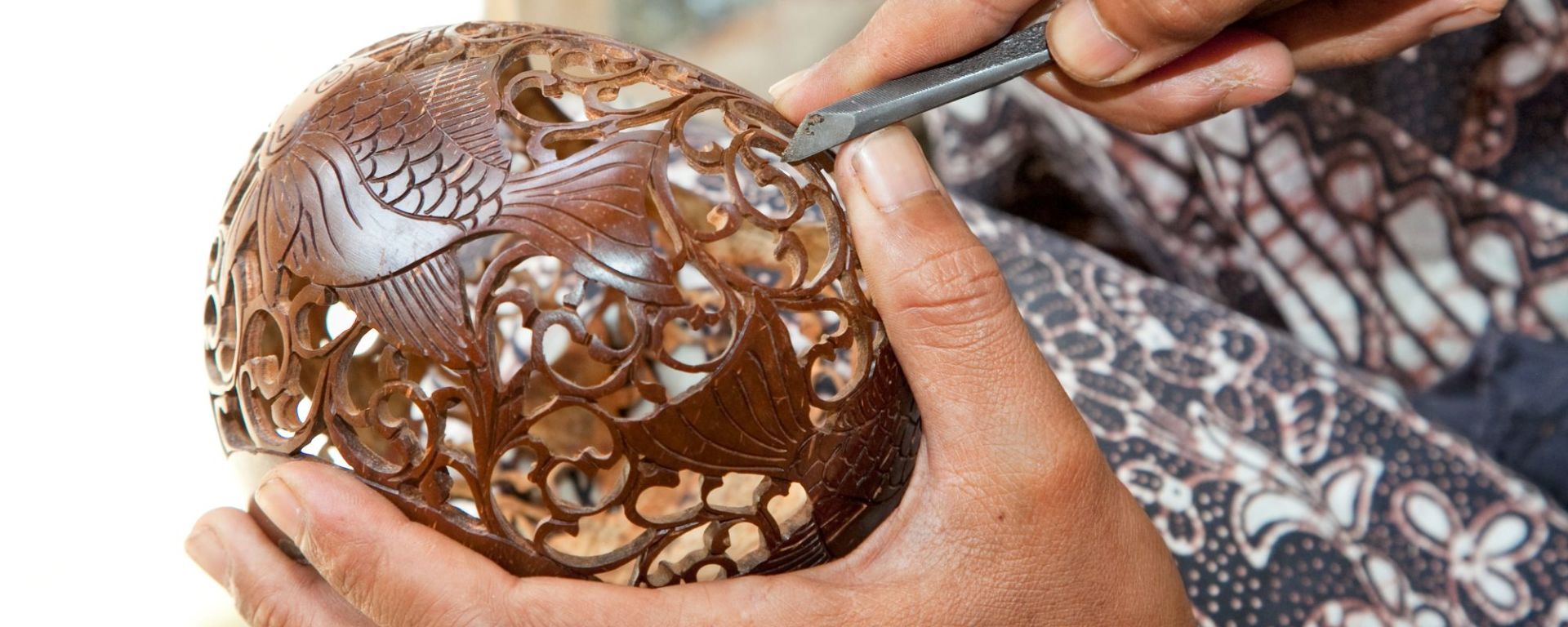 Kunst und Handwerk in Ubud: Bali coconut carving