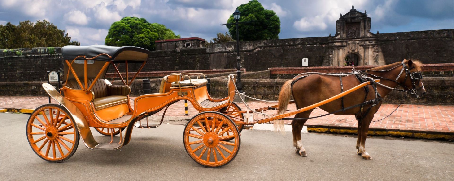 Tour de ville de Manille avec déjeuner: Manila Horse Drawn Carriage parking in front of Fort Santiago