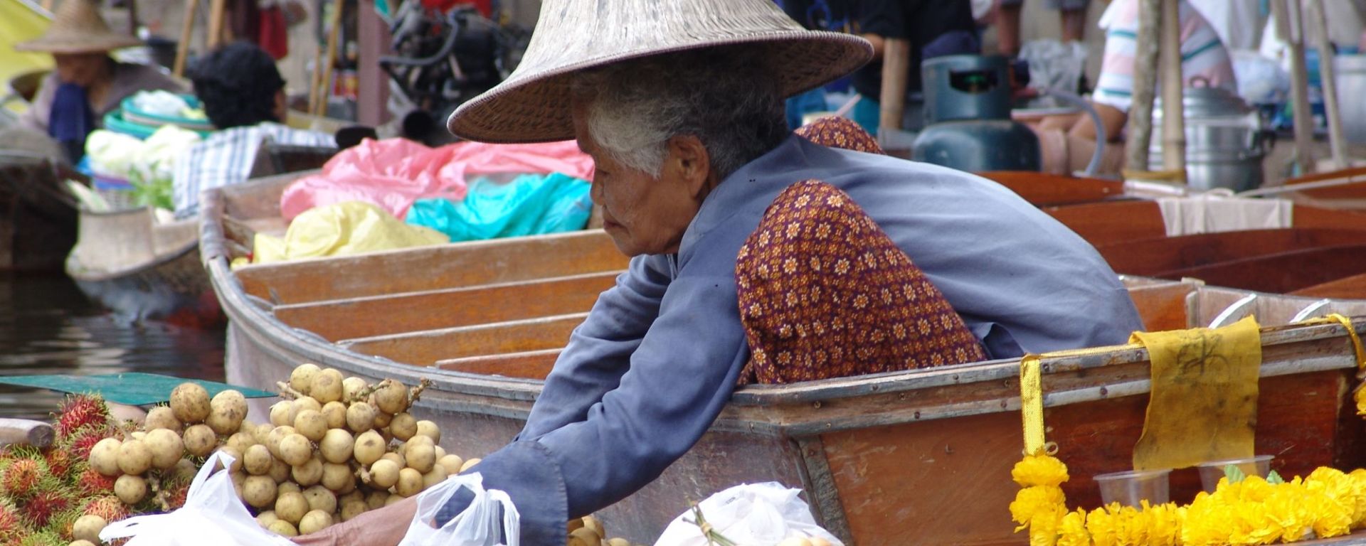Railway- & Schwimmender Markt mit typischem Dorfleben in Bangkok: Damnoen Saduak Floating Market