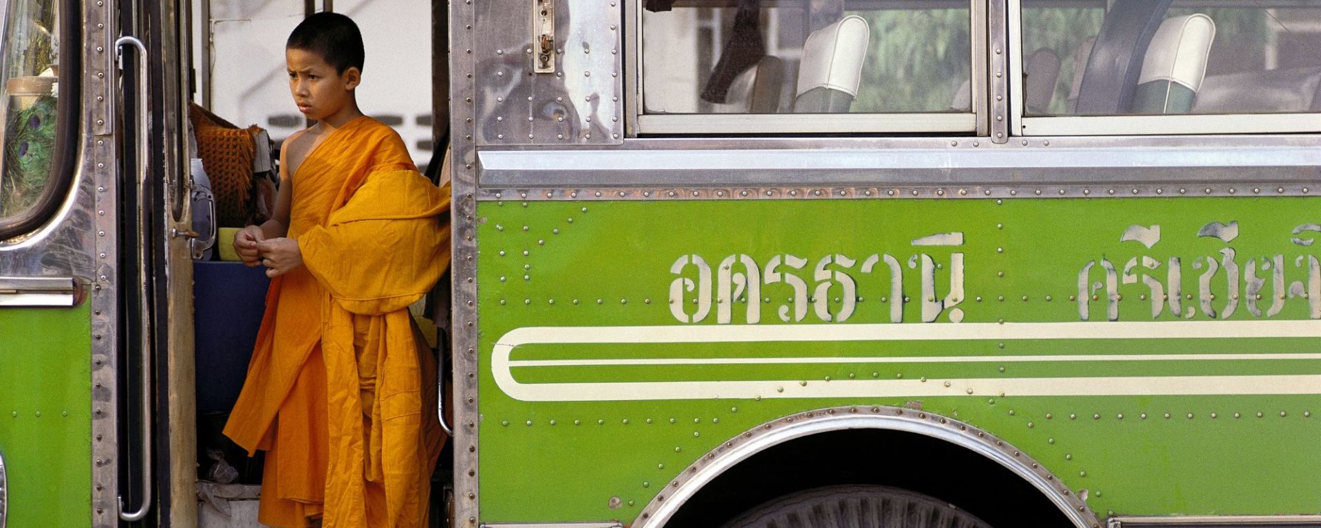 Bangkok auf eigene Faust / Ganztags mit Aussenbezirken: Bangkok young monk in a bus