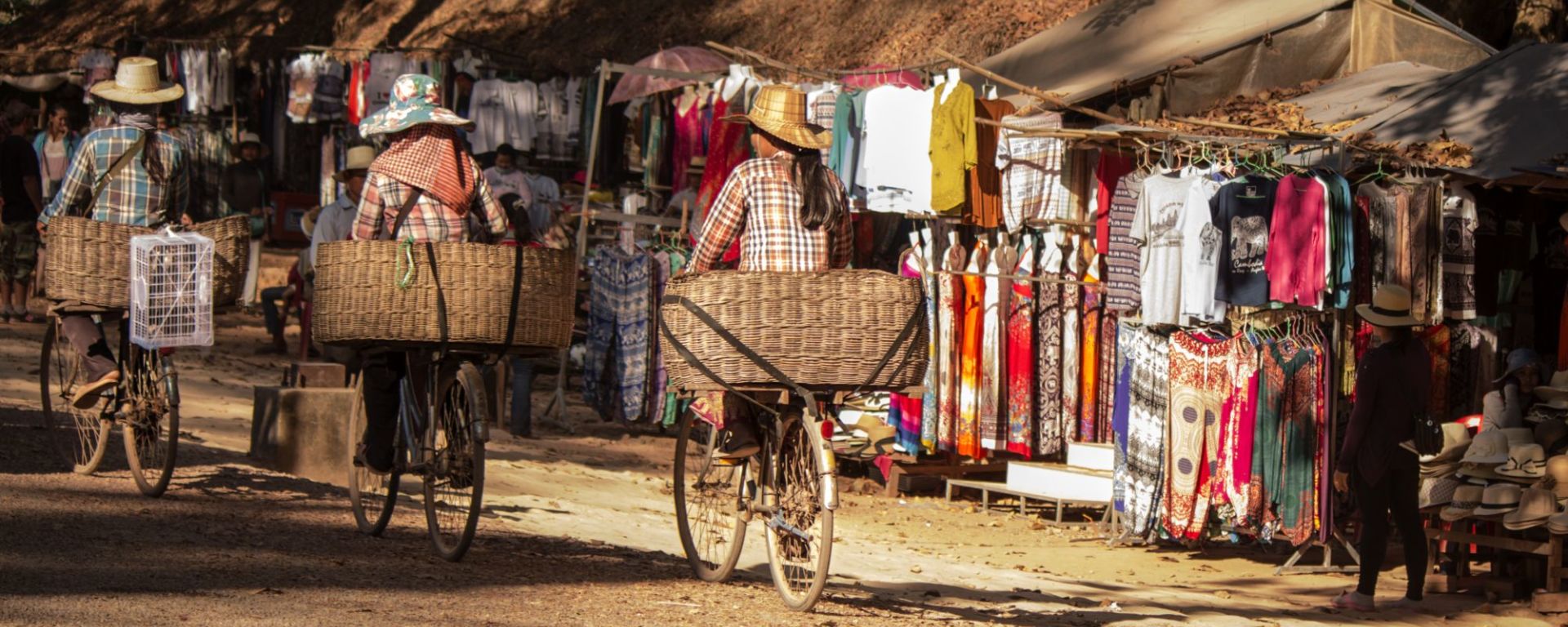 Tour à vélo sur l’île de Koh Dach sur le Mékong à Phnom Penh: Three ladies riding bicycle