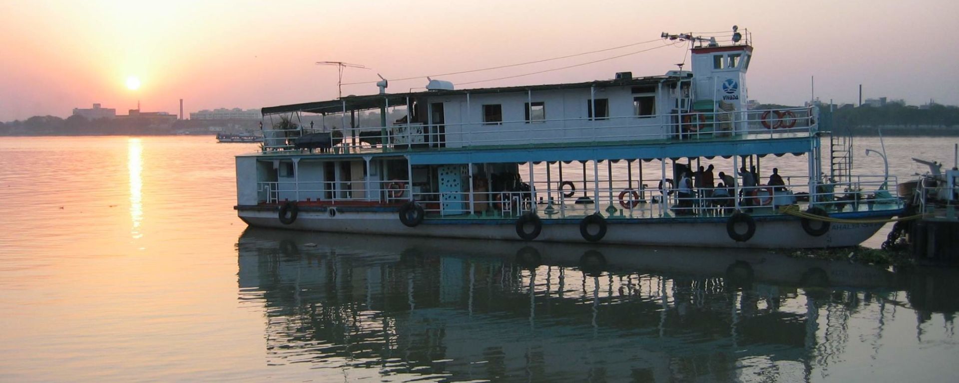 Coucher du soleil sur la rivière Hooghly à Kolkata: Kolkata Hooghly River (Gallus)