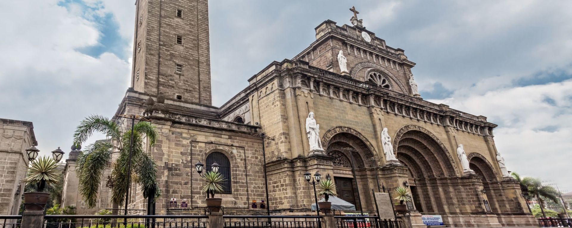 Le vieux Manille sur un vélo de bambou: Manila Cathedral at Intramuros