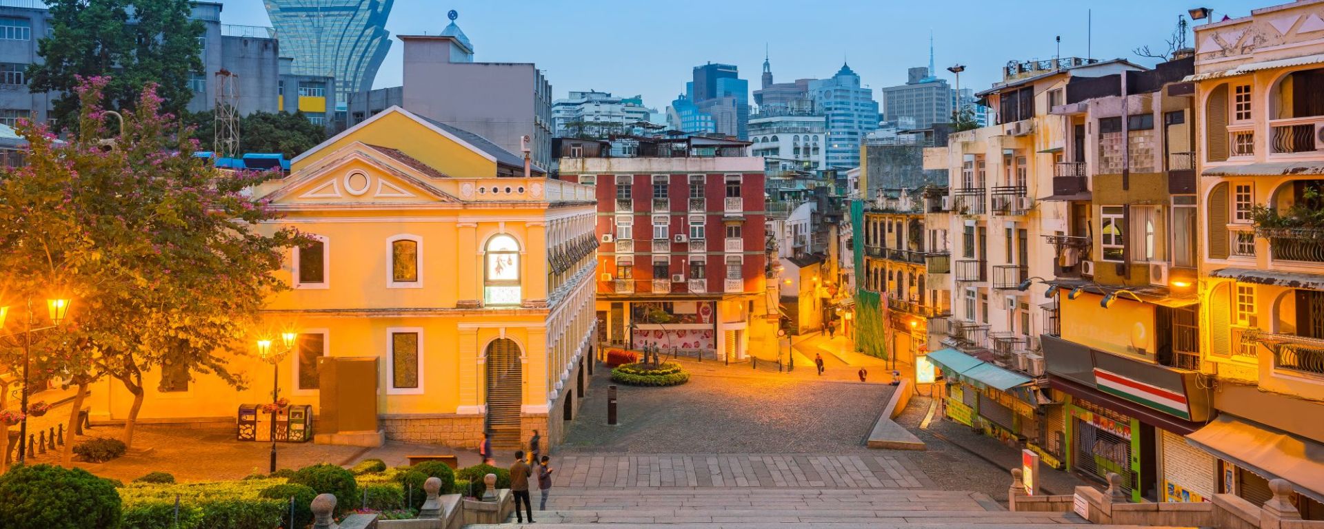 Macau by Night à Macao: Macau cityscape skyline at twilight
