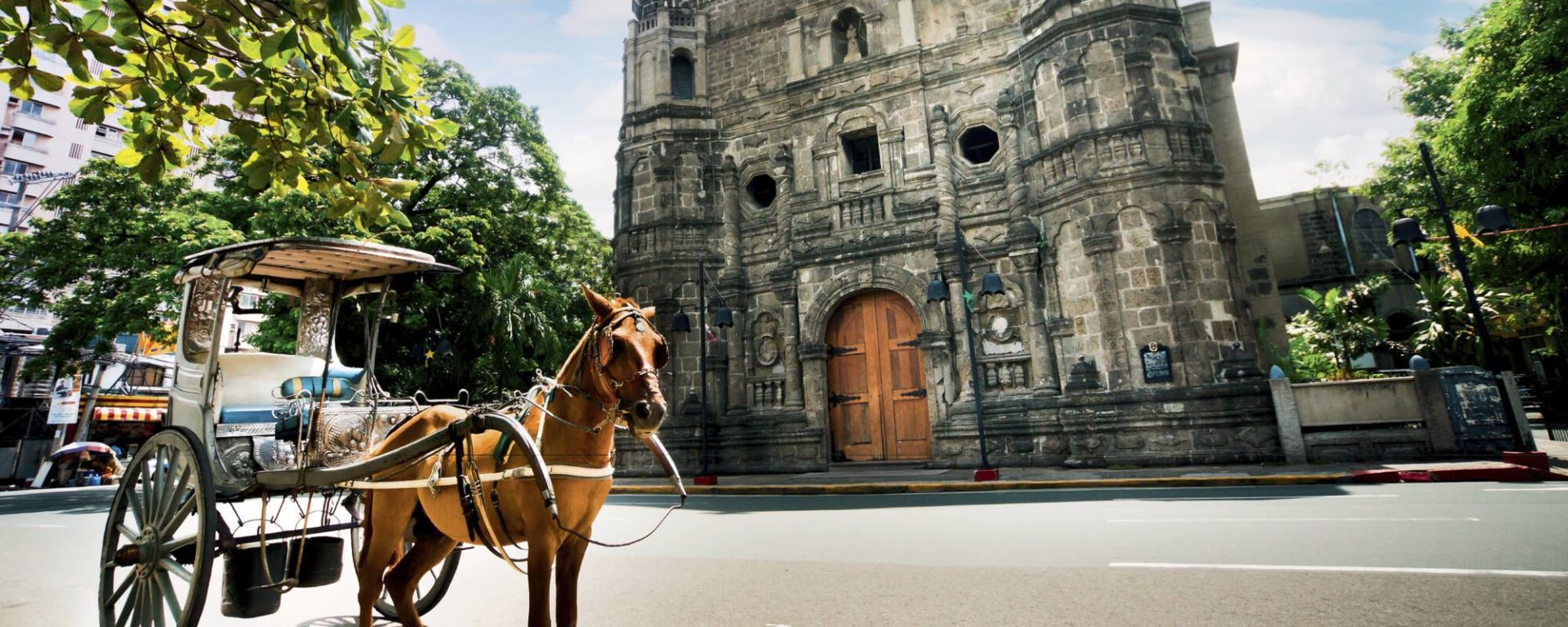 Le vieux Manille sur un vélo de bambou: Manila Horse Drawn Carriage parking in front of Malate church 