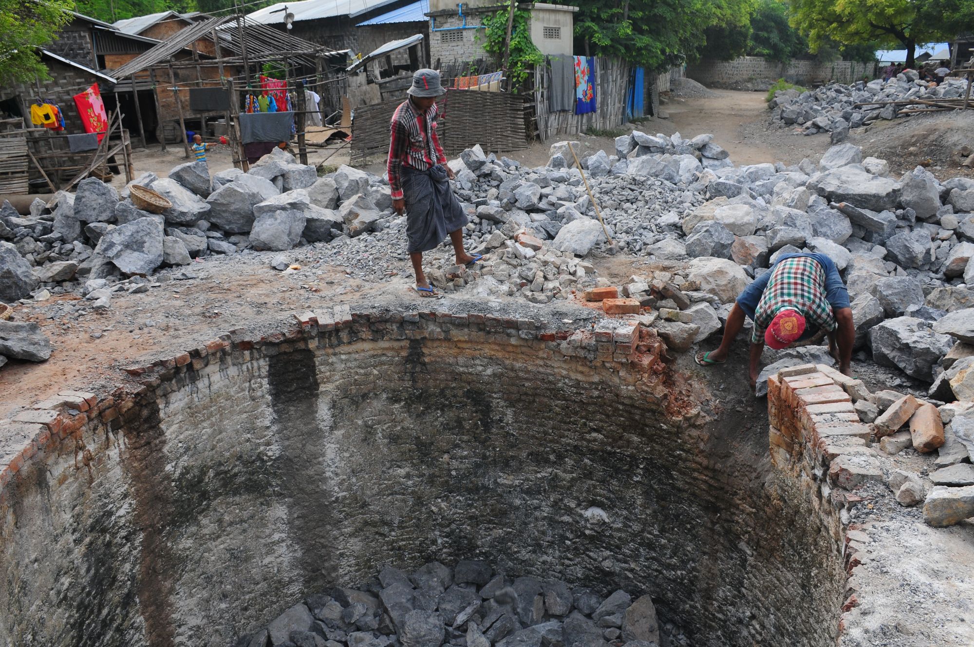 Vie authentique le long de la rivière Dohtawaddy à Mandalay: slake lime production