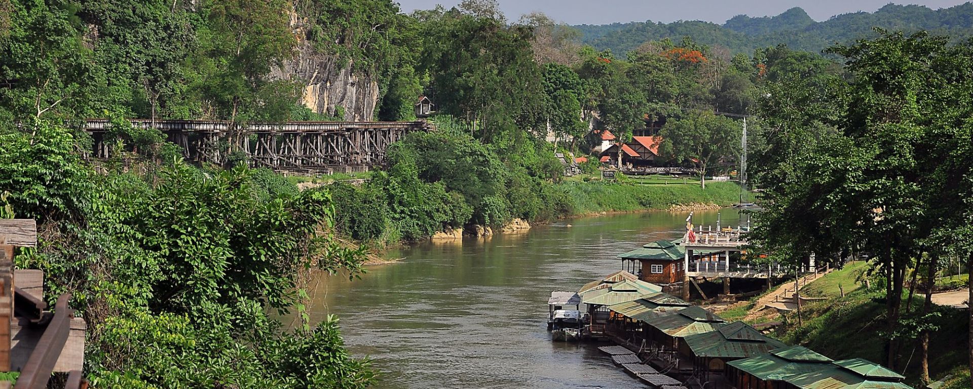 Pont de la rivière Kwai & expérience des éléphants à Bangkok: River Kwai: floating bungalows and death railway