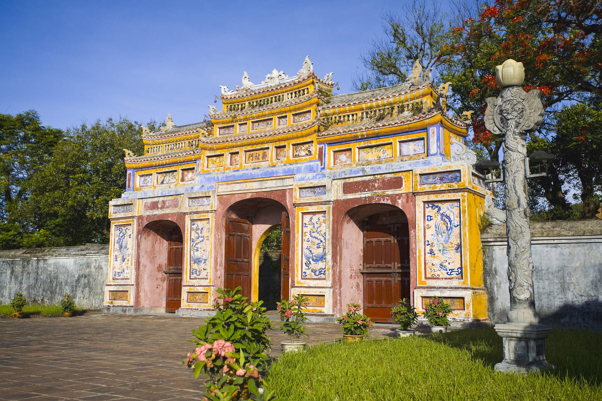 La Cité interdite & la Citadelle à Hué: Hue: Dien Tho Palace gate