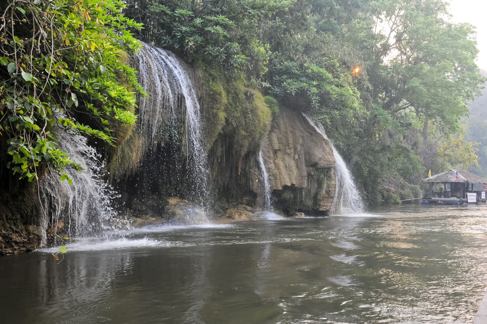 Pont de la rivière Kwai & expérience des éléphants à Bangkok: Waterfall River Kwai