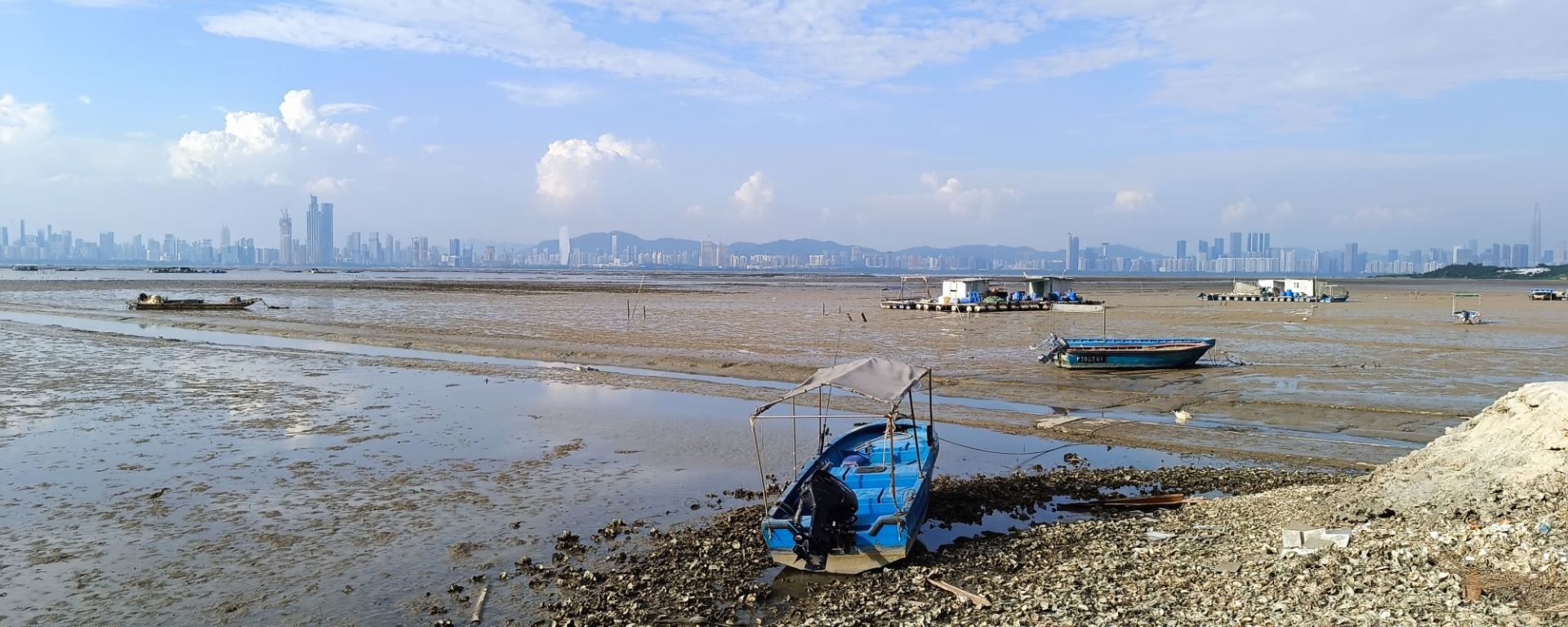 «New Territories» authentiques à Hong Kong: View over Deep Bay to Shenzhen