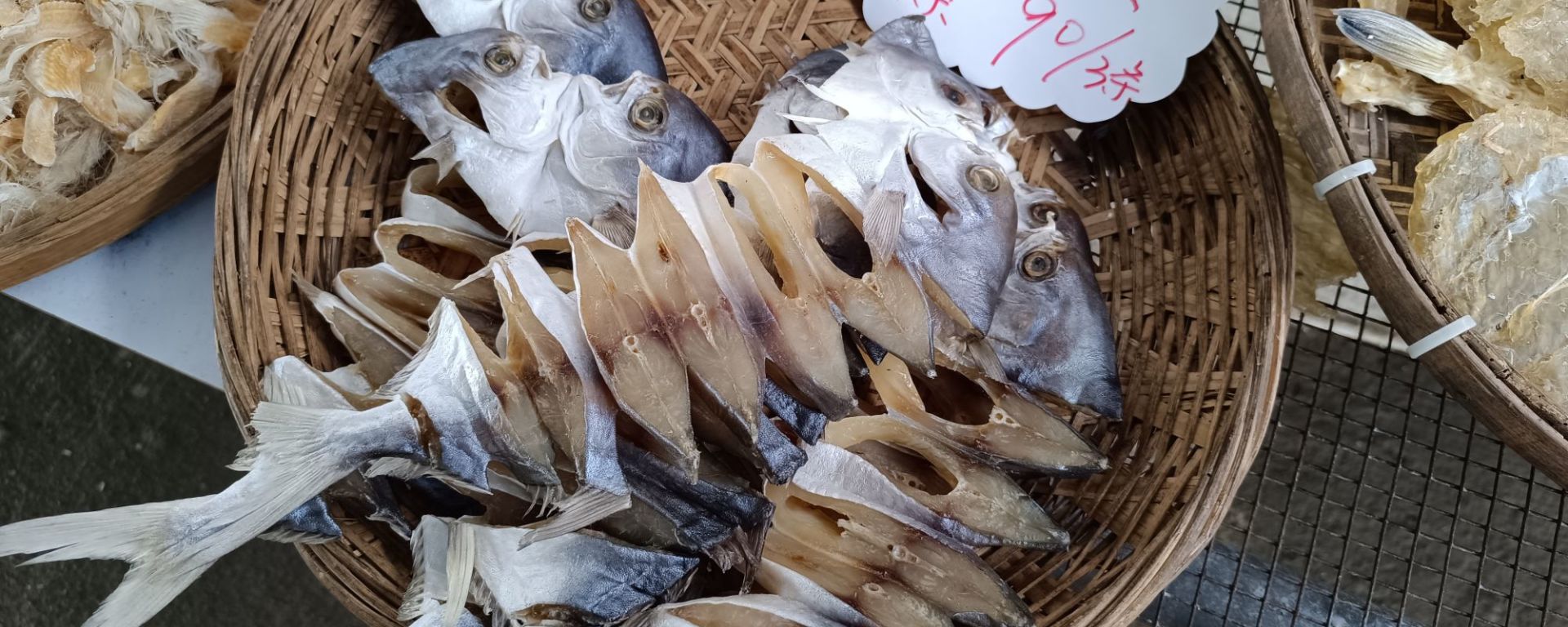 «New Territories» authentiques à Hong Kong: Yummy dried fish for soup preparing