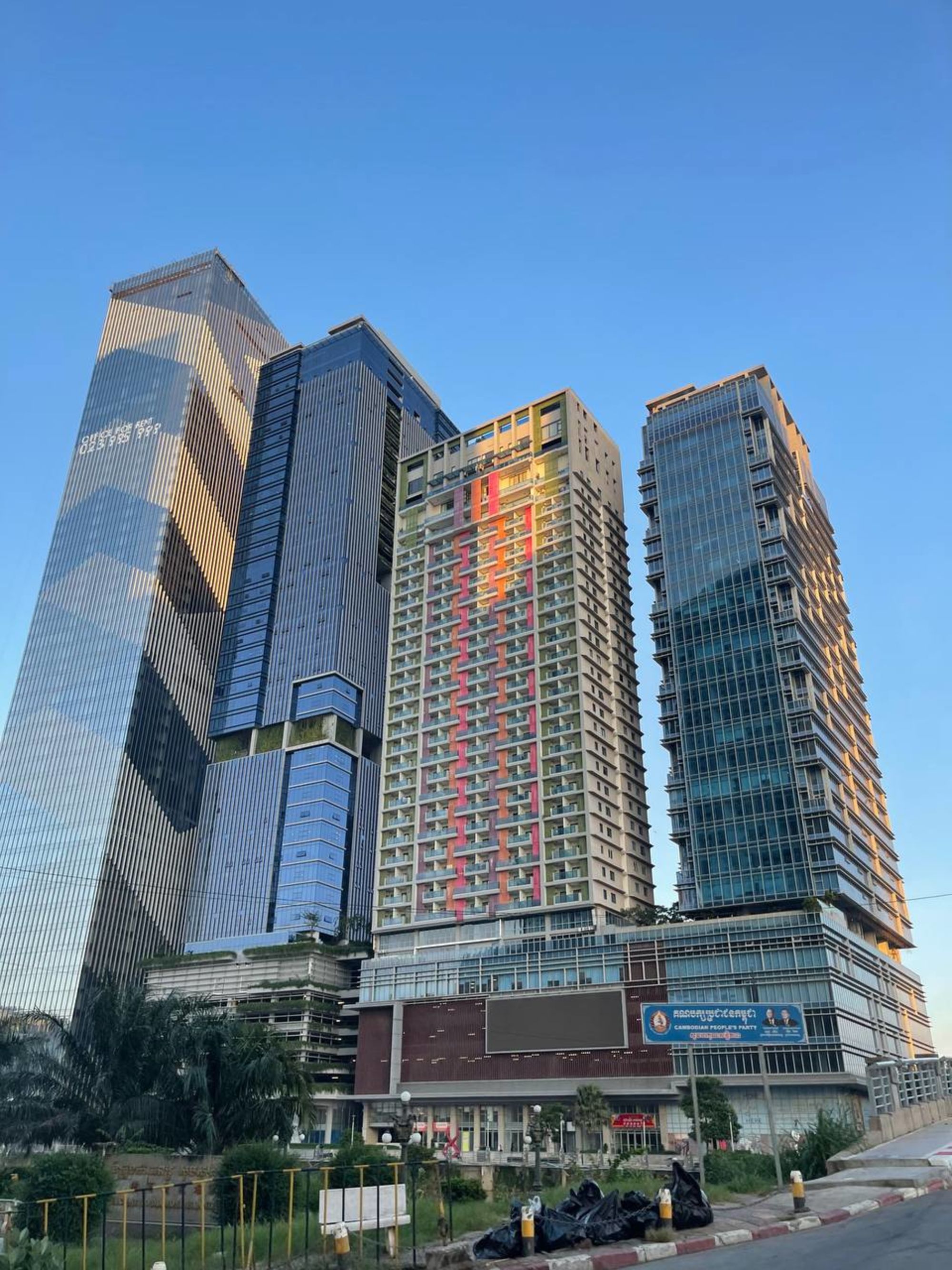 Phnom Penh, ville de contrastes: Skyscrapers PNH