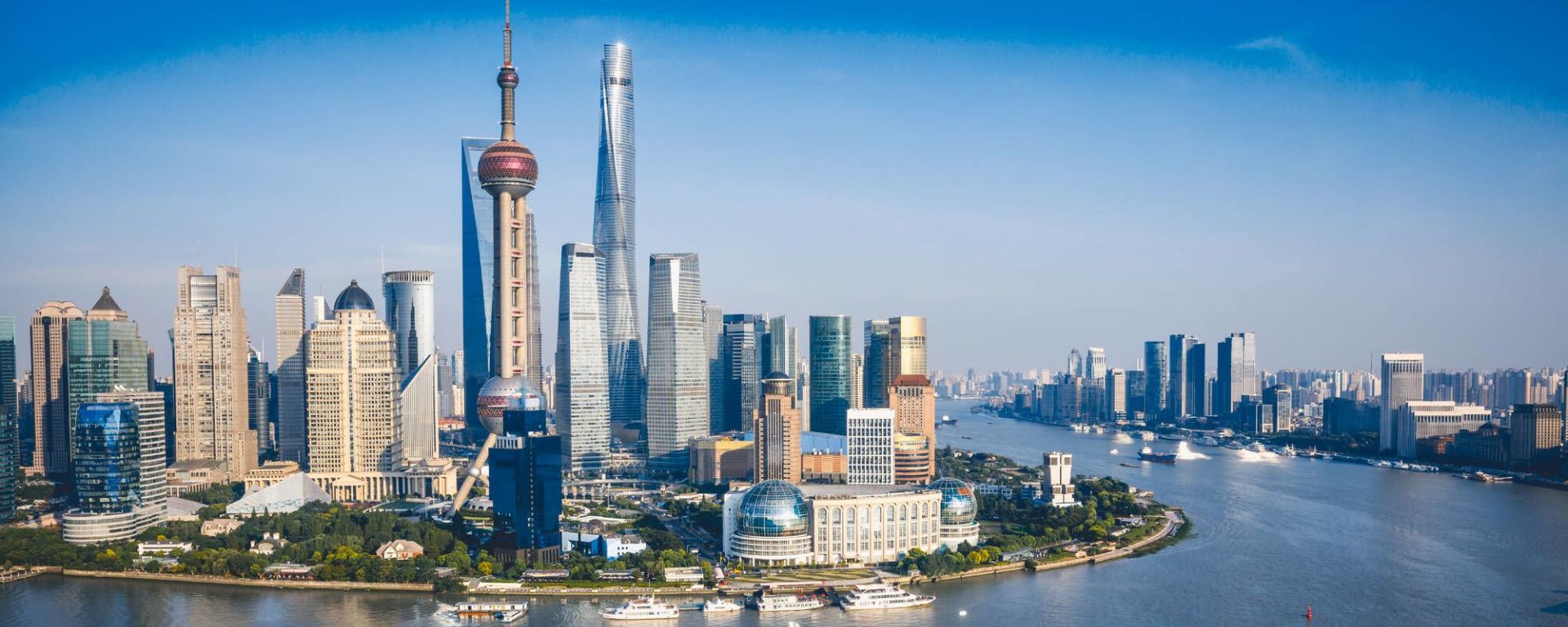 Faszination Shanghai – Tradition & Moderne: Shanghai skyline panoramic view