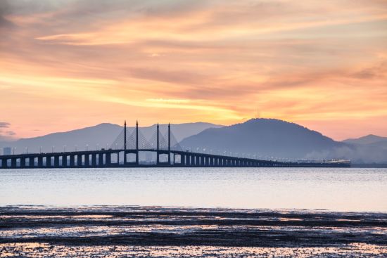 Circuit en voiture de location Malaisie de Kuala Lumpur: Penang Bridge, view from the shore of George Town, Malaysia