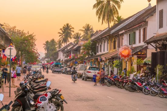 Luang Prabang aktiv erleben: Luang Prabang: Street in old part of town at sunset