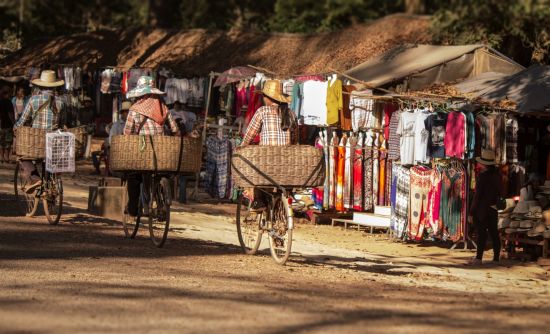 Überland von Angkor nach Phnom Penh ab Siem Reap: Three ladies riding bicycle