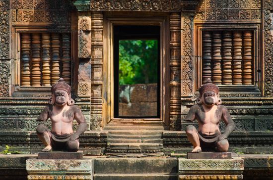 Angkor mystique de Siem Reap: Karuda Bird Gardians Carvings at Banteay Srei