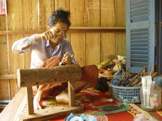 Überland von Angkor nach Phnom Penh ab Siem Reap: Cambodia: local handicraft