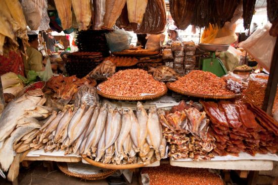 Überland von Angkor nach Phnom Penh ab Siem Reap: Cambodia Market 