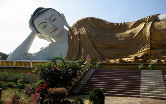 Der magische goldene Felsen ab Yangon: Myanmar Bago Giant Buddha