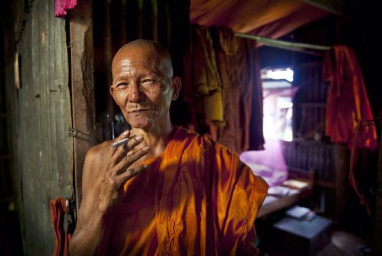 Das Weltwunder Angkor aktiv erleben ab Siem Reap: Monk with cigarette