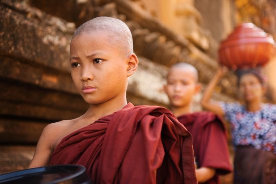 Mythes et légendes du Myanmar de Yangon: young Buddhist monks walking morning alms