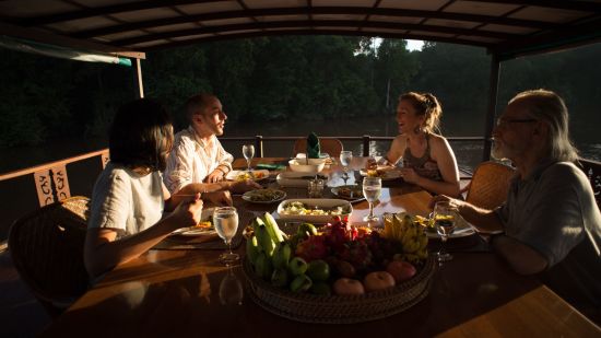 Dschungelabenteuer in Kalimantan, 4 Tage ab Palangkaraya: Dinner onboard the Rahai'i Pangun