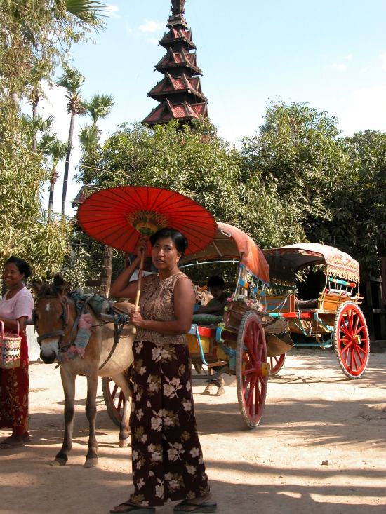 Le pays doré de Yangon: Bagan burmese lady with typical umbrella