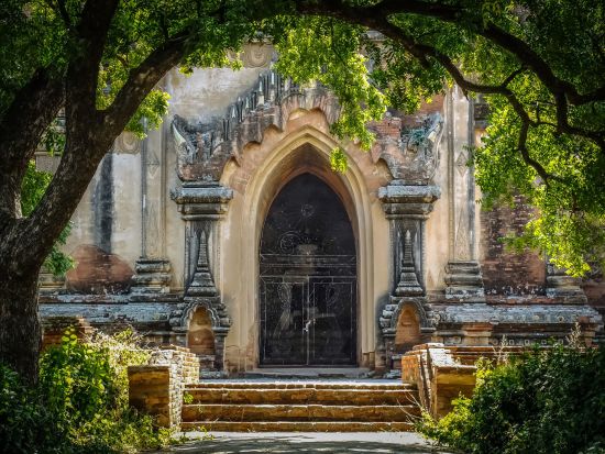 Mythes et légendes du Myanmar de Yangon: Bagan: Entrance of the temple That-byin-nyu 