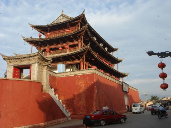 Yunnans Süden - Landschaften wie gemalt ab Kunming: Jian Shui: City Gate