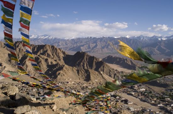 Magie des temples et idylle des montagnes de Delhi: Leh: aerial view with prayer flags