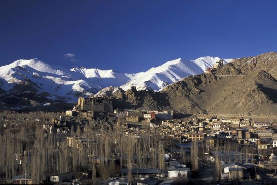 Die spektakuläre Bergwelt von Ladakh ab Leh: Leh: in winter time