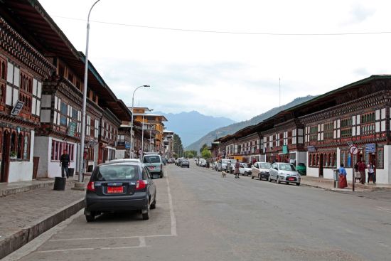 L'Himalaya pour les âmes d'explorateur de Bagdogra: Paro: main road