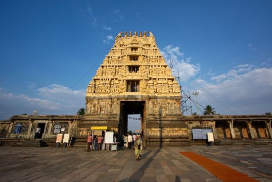 Le sud diversifié de l’Inde de Kochi: Halebid: Temple Entrance