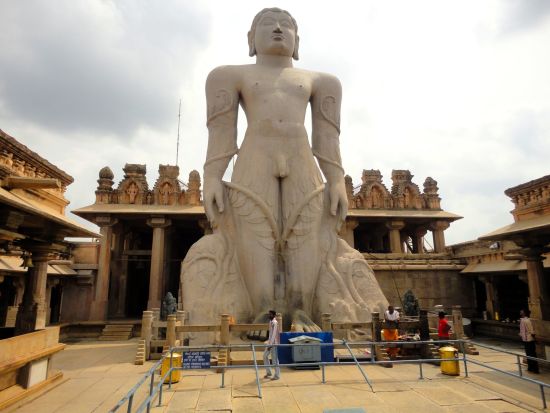 Trésors culturels du Karnataka de Bengaluru: Shravanabelagola: huge Statue of Gomateshvara