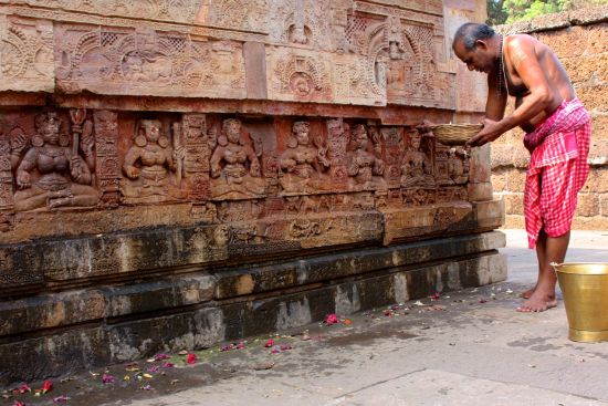Odisha, terre des temples de Bhubaneswar: Every day ceremony of the priest in Bhubaneswar