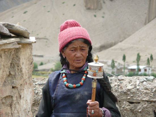 Die spektakuläre Bergwelt von Ladakh ab Leh: Leh: old woman with prayer wheel