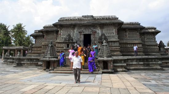 Trésors culturels du Karnataka de Bengaluru: Belur: temple with local tourists