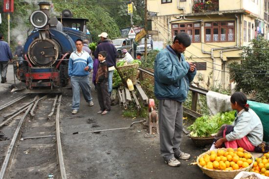 L'Himalaya pour les âmes d'explorateur de Bagdogra: Darjeeling: train