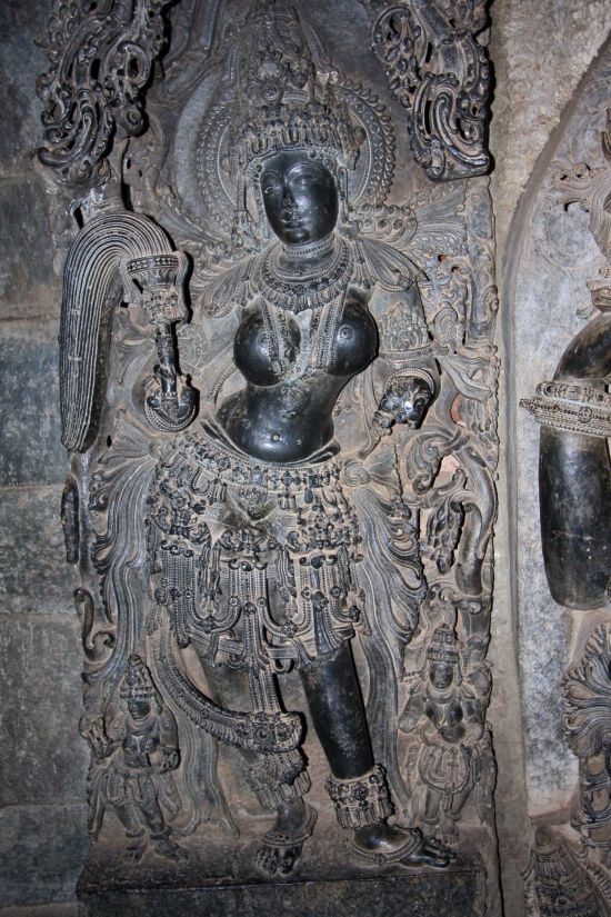 Le sud diversifié de l’Inde de Kochi: Halebid: Statue